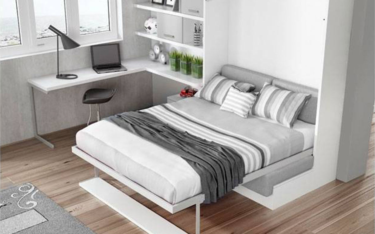 Cama abatible de matrimonio con sofá delantero integrado.