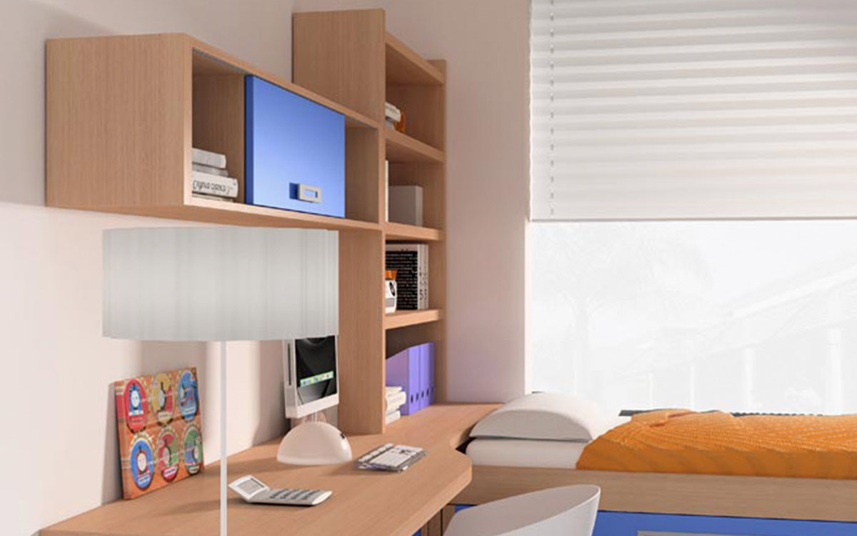 Dormitorio juvenil con cama nido elevada, somier extraíble y cajones inferiores. Incluye escritorio con librería y módulo de almacenamiento. Acabados en chapa sintética, fáciles de limpiar.