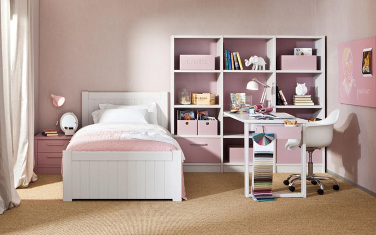 dormitorio infantil de niña con cama individual y muebles de madera de haya