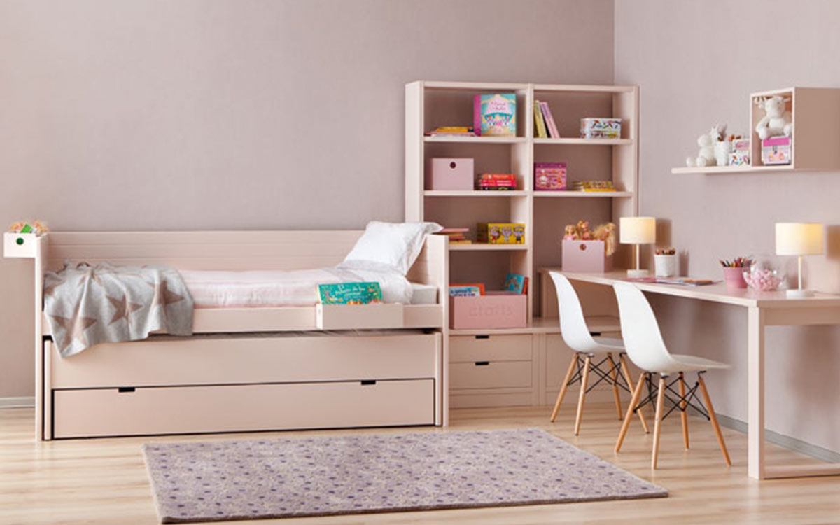 habitación compartida para dos hermanas con cama nido triple y almacenamiento