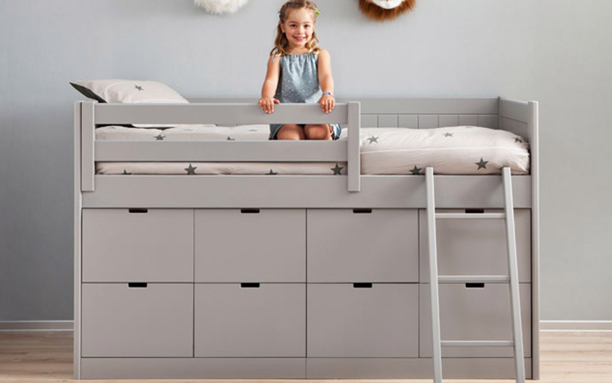 habitación infantil con cama block elevada y almacenamiento integrado