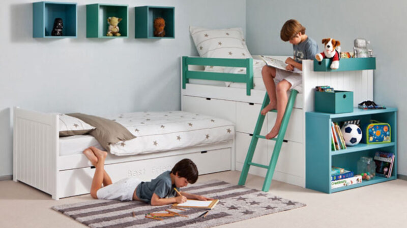 habitación infantil con cama nido en ángulo y almacenamiento integrado