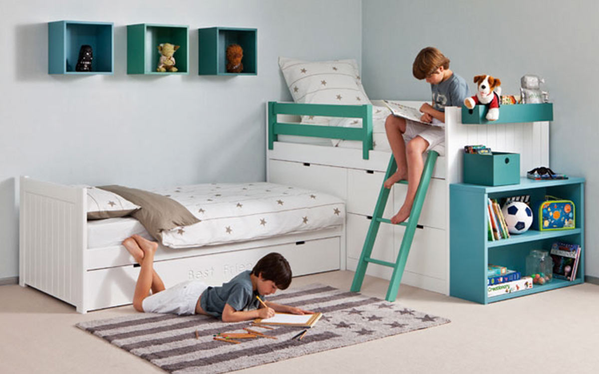 habitación infantil con cama nido en ángulo y almacenamiento integrado