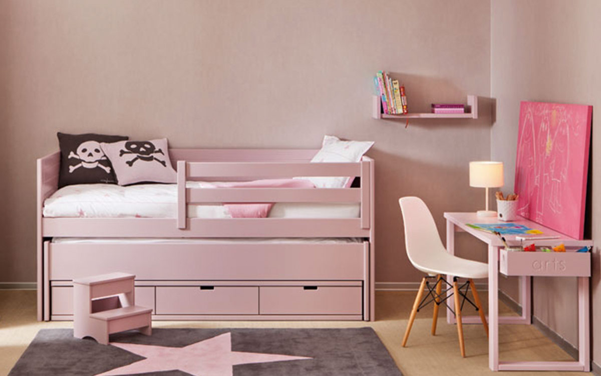 habitación infantil para niña con cama nido móvil y cama extraíble con cajones