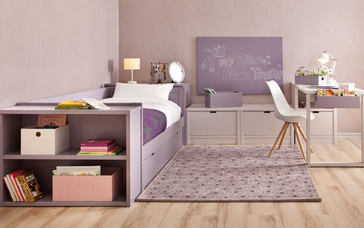 habitación infantil organizada en tres frentes con cama nido y almacenaje integrado