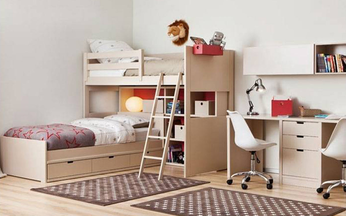 habitación infantil neutra con litera loft y cama nido con almacenamiento