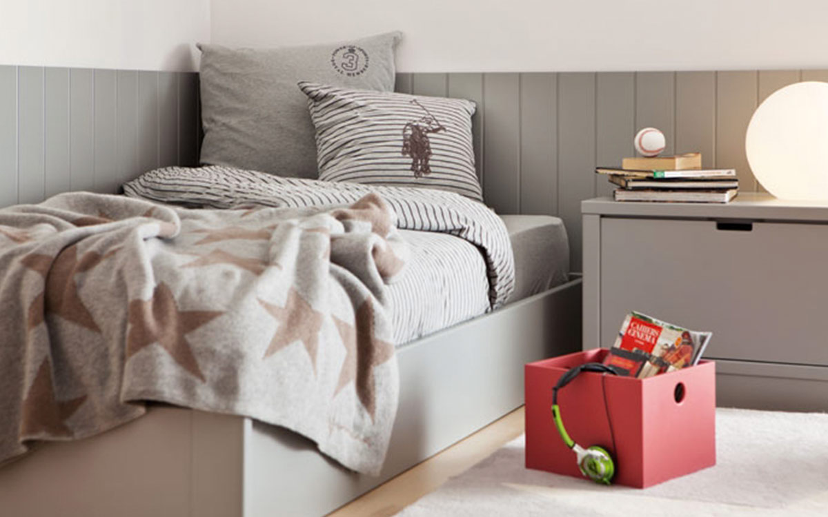 habitación juvenil individual con cama baja y módulo contenedor