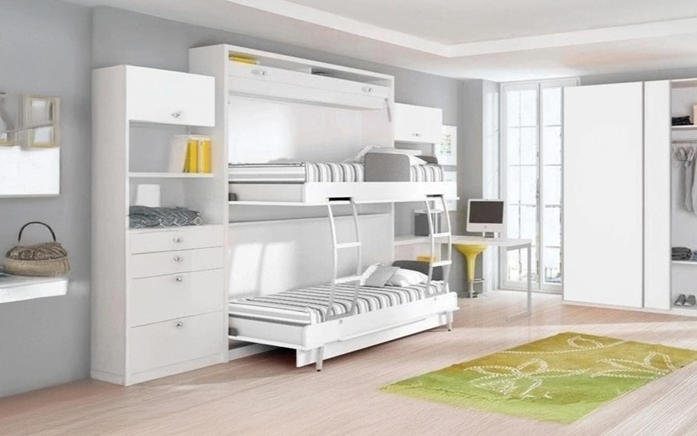 Litera abatible horizontal discreta con escaleras integradas.