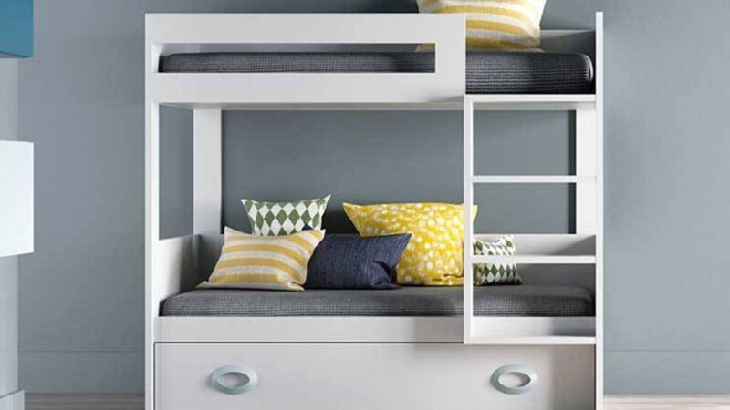 Litera infantil con quitamiedos, escalera lateral y cama nido inferior