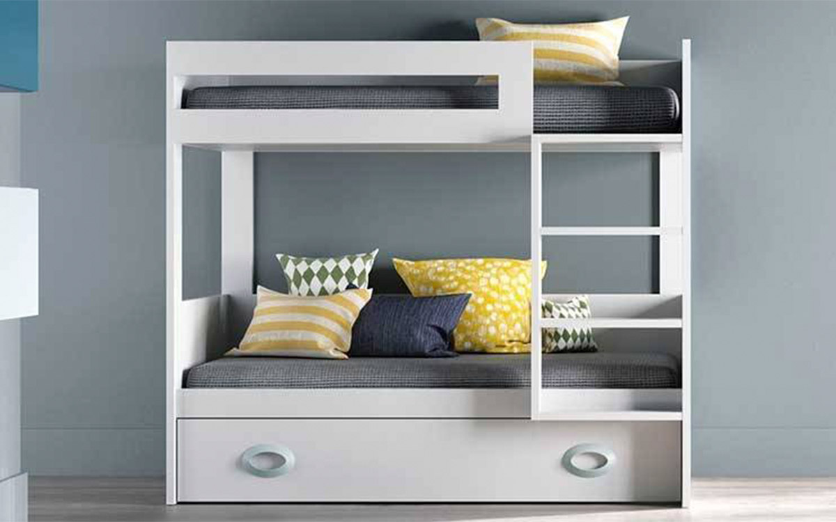 Litera infantil con quitamiedos, escalera lateral y cama nido inferior