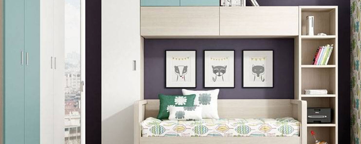 Sofá cama abatible con mesa oscilante integrada.