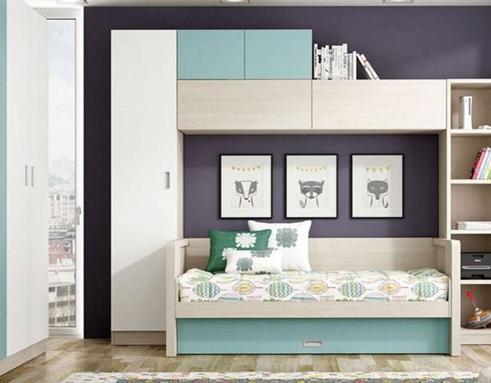 Sofá cama abatible con mesa oscilante integrada.