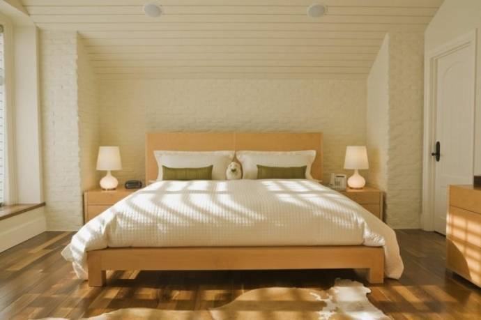¿Cómo influye la orientación de la cama en tu sueño?