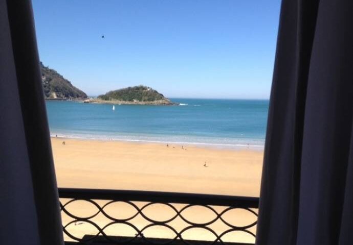 Sofá cama en magnífica casa en la Playa de La Concha Sofá cama Cruces en un piso de San Sebastián.