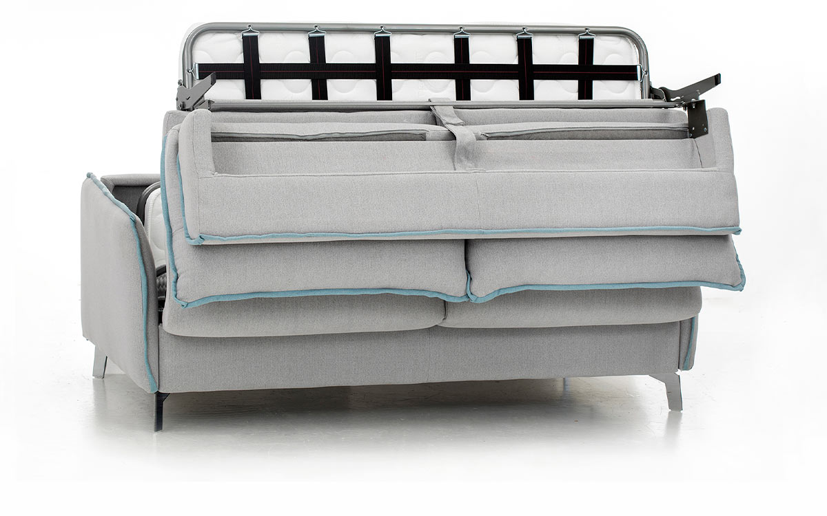 Sofá cama moderno con patas metálicas, colchón HR de 140x200 cm, fácil apertura y opción de colchón viscoelástico, diseño personalizable con tapicerías a elección. Diseño medio abierto.