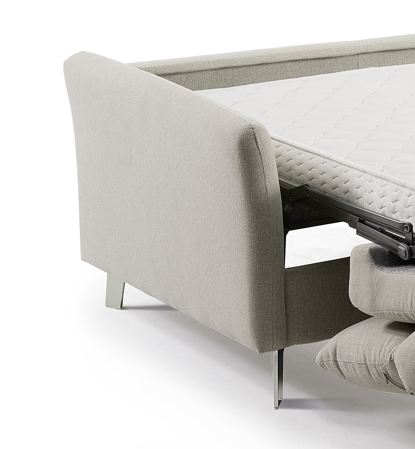Sofá cama con chaise longue de diseño nórdico, cabeceros abatibles, colchón cómodo y apertura italiana, ideal para uso diario. Diseño detalle.