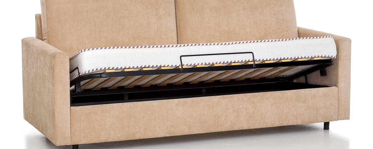 Sofá cama horizontal con cama elevada y apertura sencilla, ideal para hospitales, clínicas y colectividades, con estructura metálica resistente y diseño funcional. Diseño medio abierto.