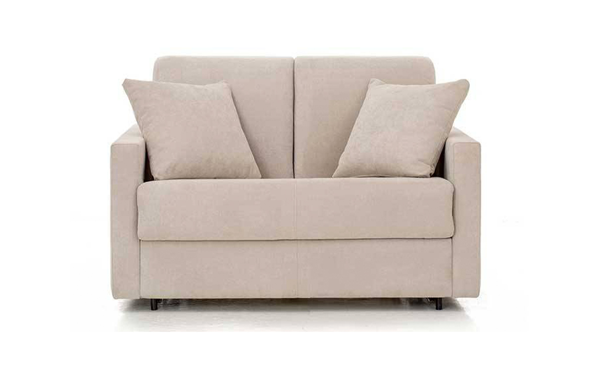 Sofá cama compacto con brazo recto, colchón de látex y opción desenfundable, ideal para uso diario como cama y sofá. Diseño frontal color beige.