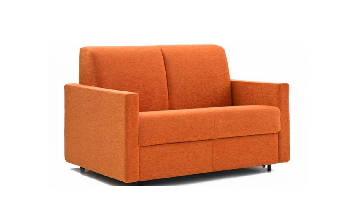 Sofá cama compacto con brazo recto, colchón de látex y opción desenfundable, ideal para uso diario como cama y sofá. Diseño con perspectiva color naranja.
