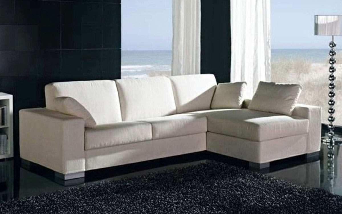 Gran sofá cama con chaise longue de brazo largo, cama de matrimonio cómoda, con almacenaje y estructura reforzada. Diseño frontal