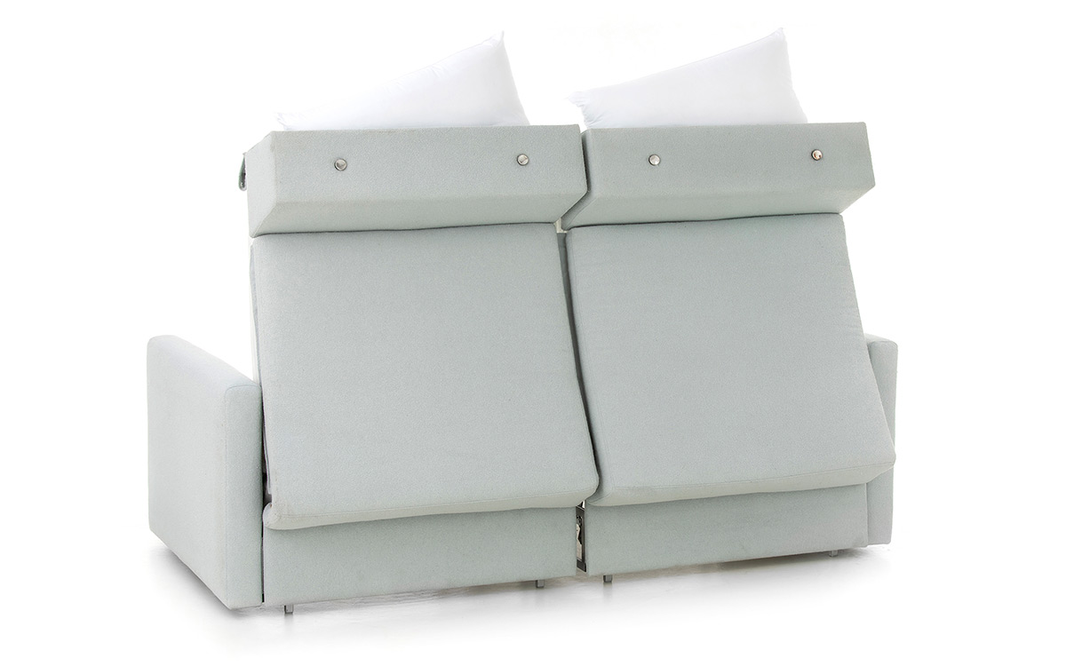 Sofá cama gemelas con apertura intuitiva, diseño compacto y hueco para almohadas, ideal para uso frecuente en espacios pequeños. Diseño medio abierto.