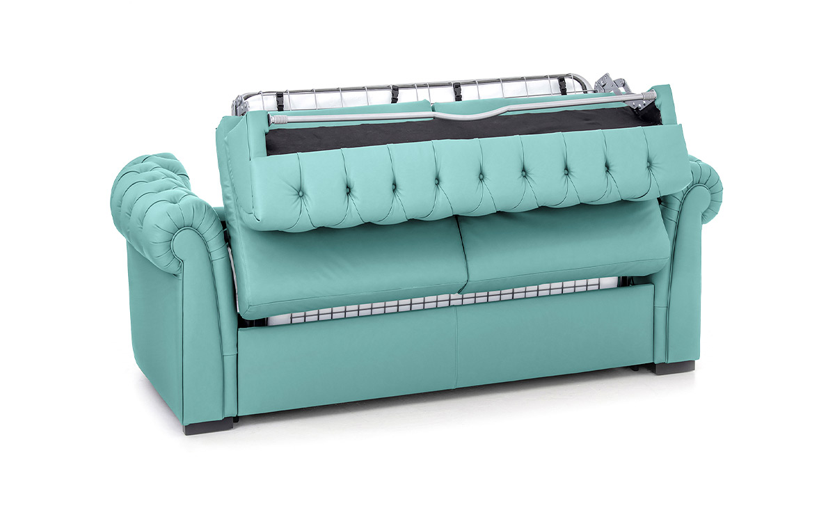 Sofá cama chester 90x200 en piel con capitoné artesanal, apertura italiana y colchón firme de uso diario. Diseño medio abierto.