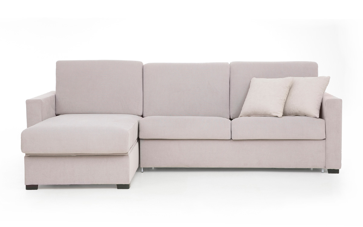 Sofá cama con chaise longue moderno y personalizable, fácil de abrir, compacto y con almacenaje abatible. Diseño frontal.