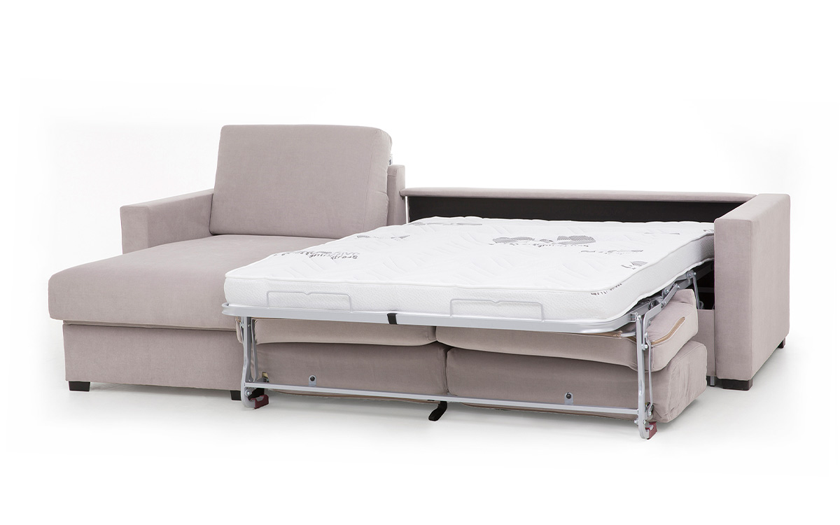 Sofá cama con chaise longue moderno y personalizable, fácil de abrir, compacto y con almacenaje abatible. Diseño abierto.