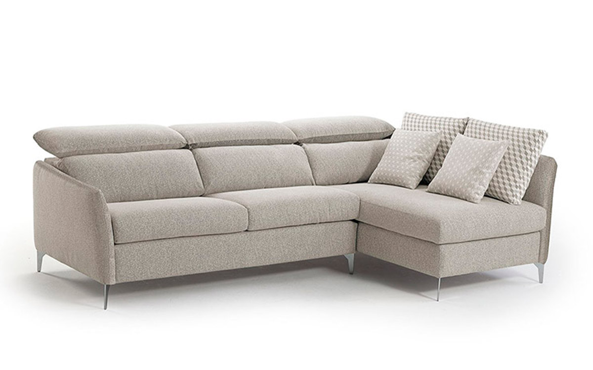 Sofá cama con chaise longue de diseño nórdico, cabeceros abatibles, colchón cómodo y apertura italiana, ideal para uso diario. Diseño con perspectiva.