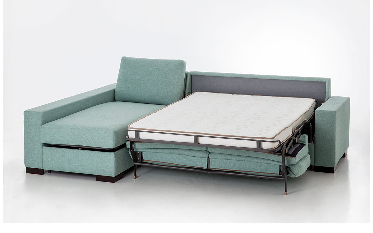 Sofá cama con chaise longue y tercera cama independiente, ideal para tres personas, con almacenaje y colchón confortable. Diseño abierto.