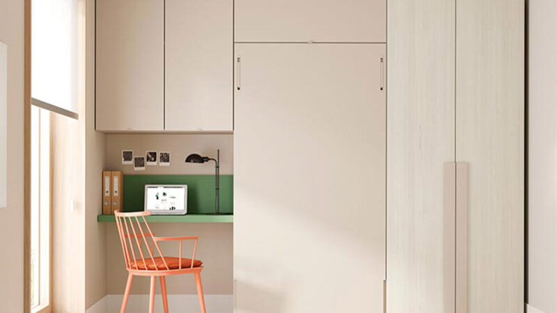Cama abatible con somier de lamas de madera, ideal para optimizar espacios y personalizar con muebles y colores a elección.
