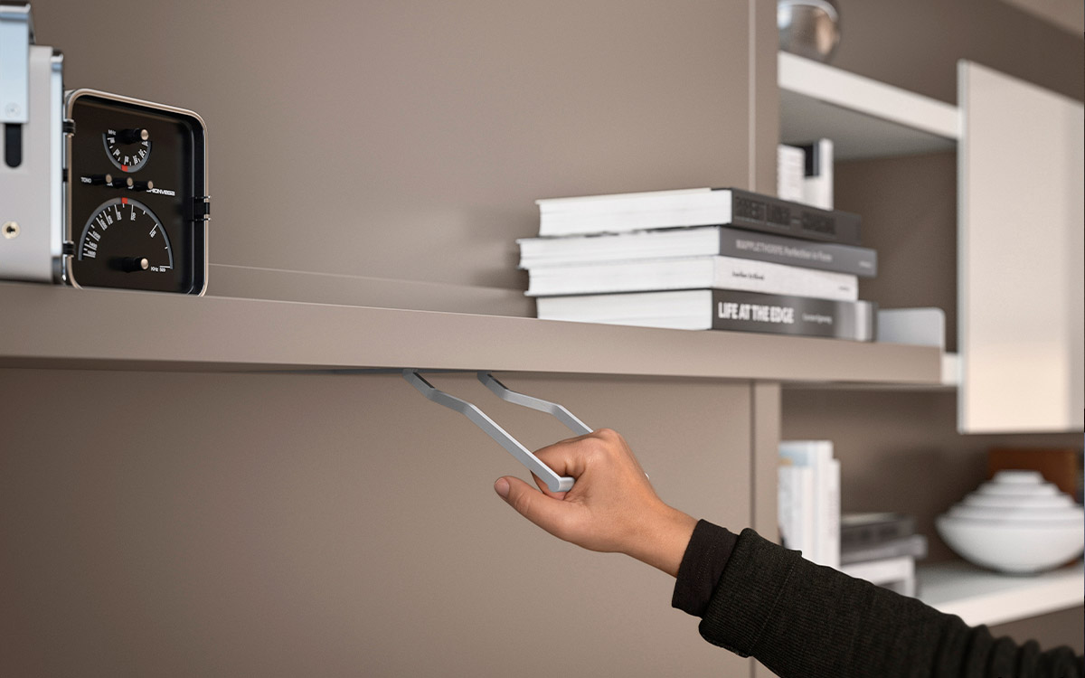 Cama abatible autoportante con sofá moderno y estructura resistente de aluminio.