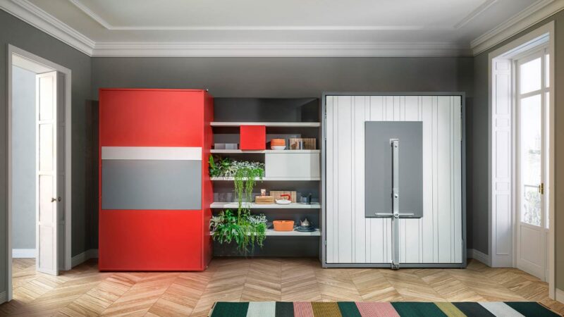 Cama abatible con mesa de comedor plegable y sistema de doble función.