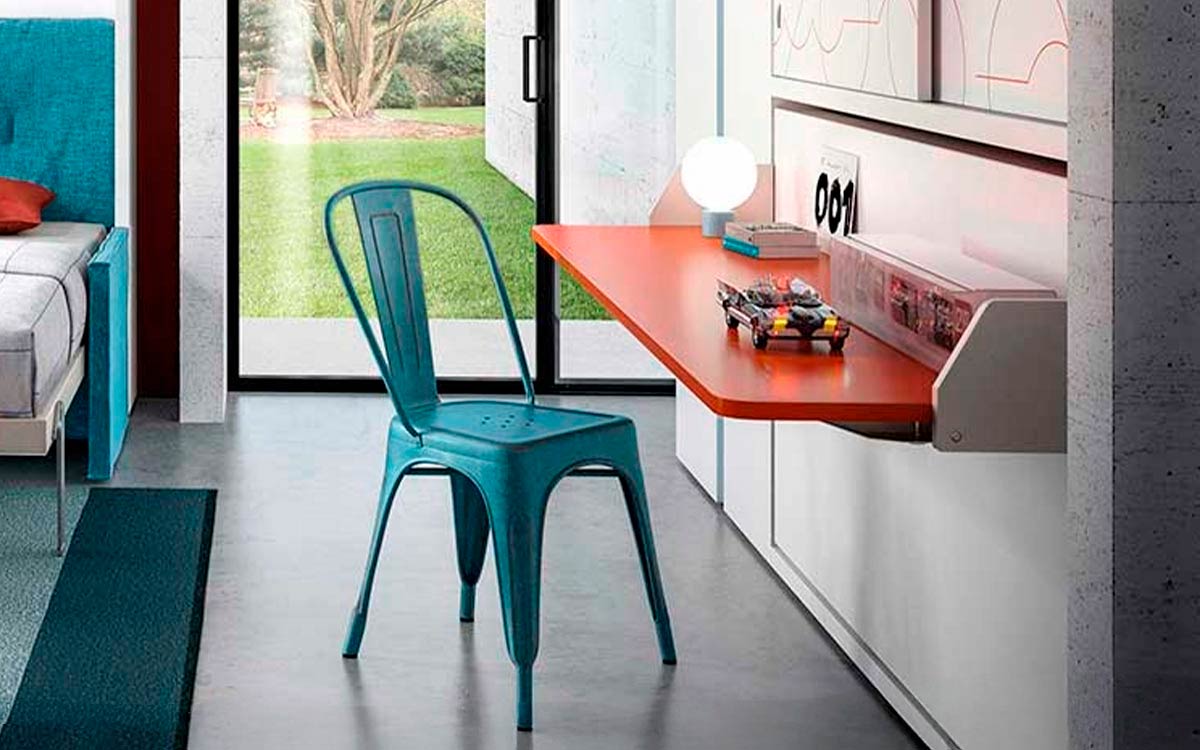 Mueble cama abatible con escritorio y armario superior integrado, ideal para espacios pequeños.
