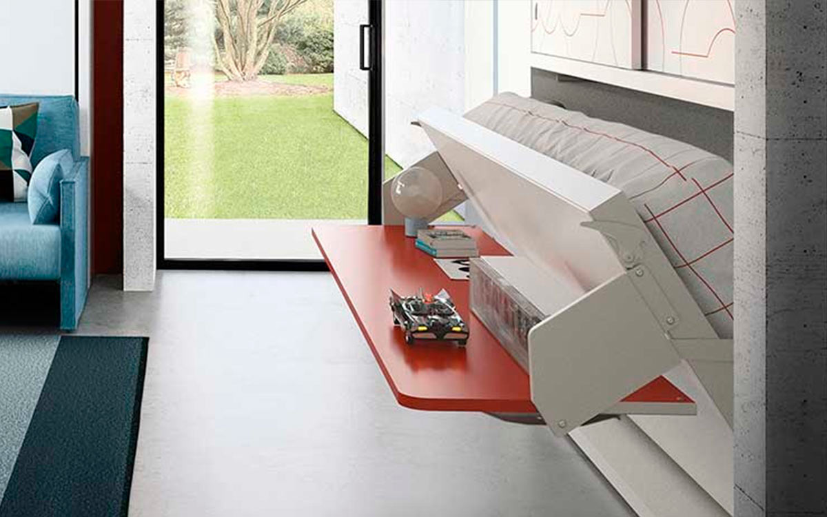 Mueble cama abatible con escritorio y armario superior integrado, ideal para espacios pequeños.