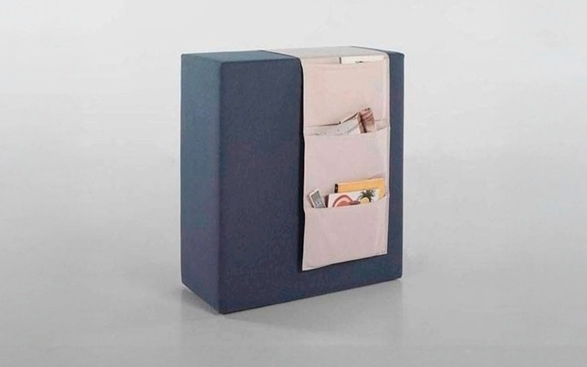 Mueble cama plegable con ruedas tapizado y desenfundable.