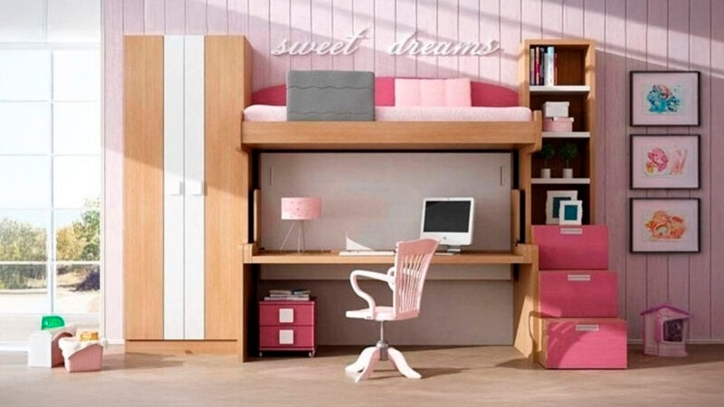 Cama abatible con mesa y litera fija superior.