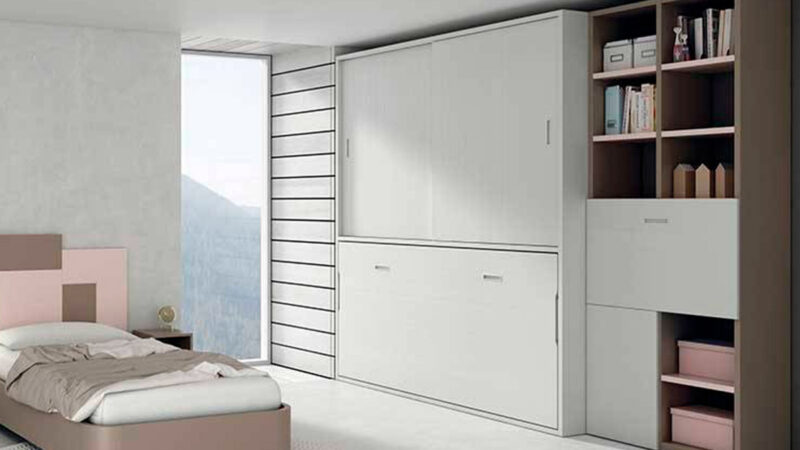 Mueble cama abatible horizontal con armario superior y puerta deslizante geométrica.